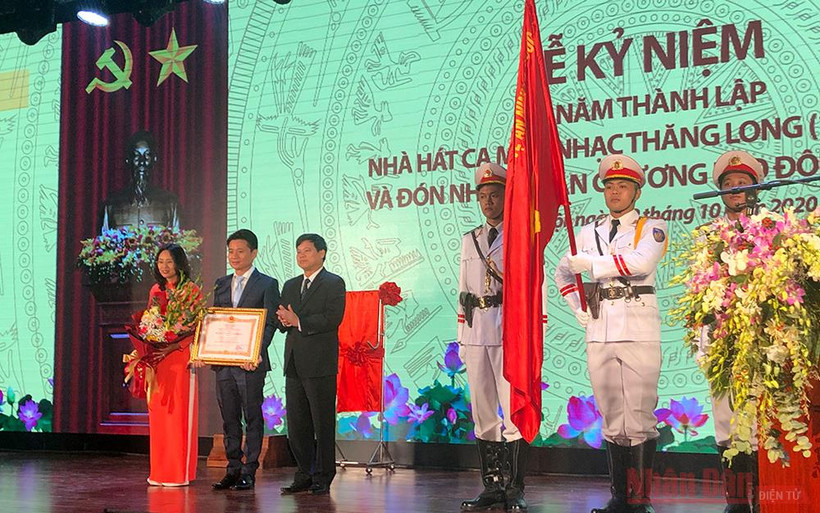 Nhà hát Ca múa nhạc Thăng Long kỷ niệm 60 năm thành lập và đón nhận Huân chương Lao động hạng Ba