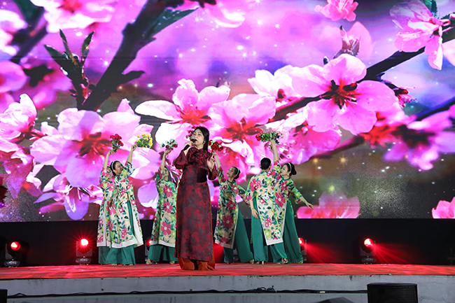 Nhà hát Ca múa nhạc Thăng Long biểu diễn hai chương trình phục vụ Nhân dân trong đêm Giao thừa Tết Bính Ngọ